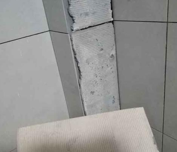 芜湖瓷砖空鼓维修公司分享下厨房瓷砖脱落的补救措施。